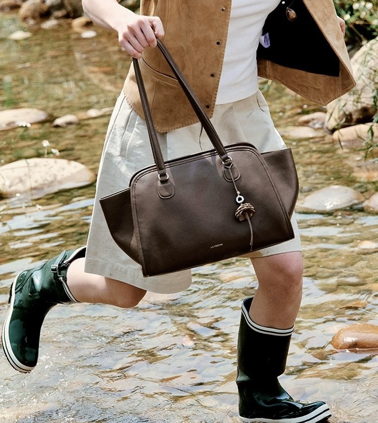 Festin Bold Grand Bag – Túi da bò nàng thơ cá tính (Phiên bản kích thước lớn)