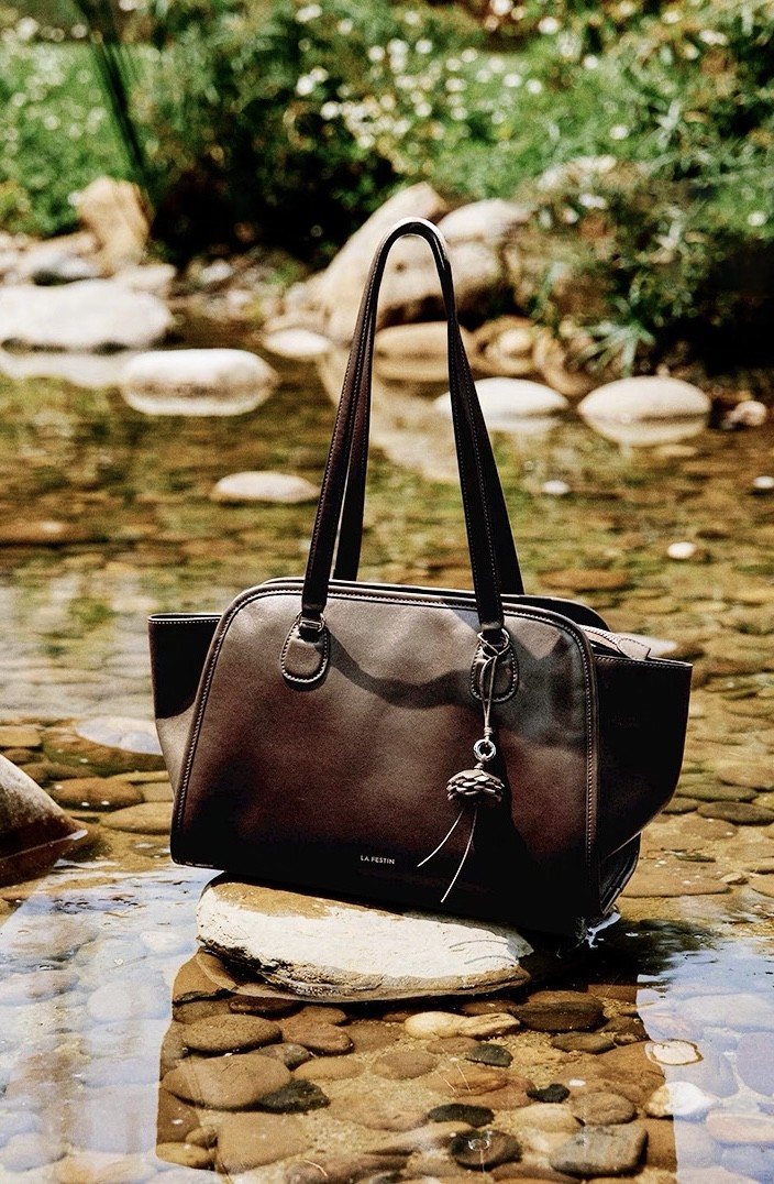 Festin Bold Grand Bag – Túi da bò nàng thơ cá tính (Phiên bản kích thước lớn)