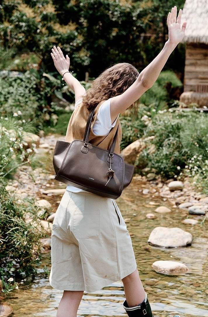 Festin Bold Grand Bag – Túi da bò nàng thơ cá tính (Phiên bản kích thước lớn)